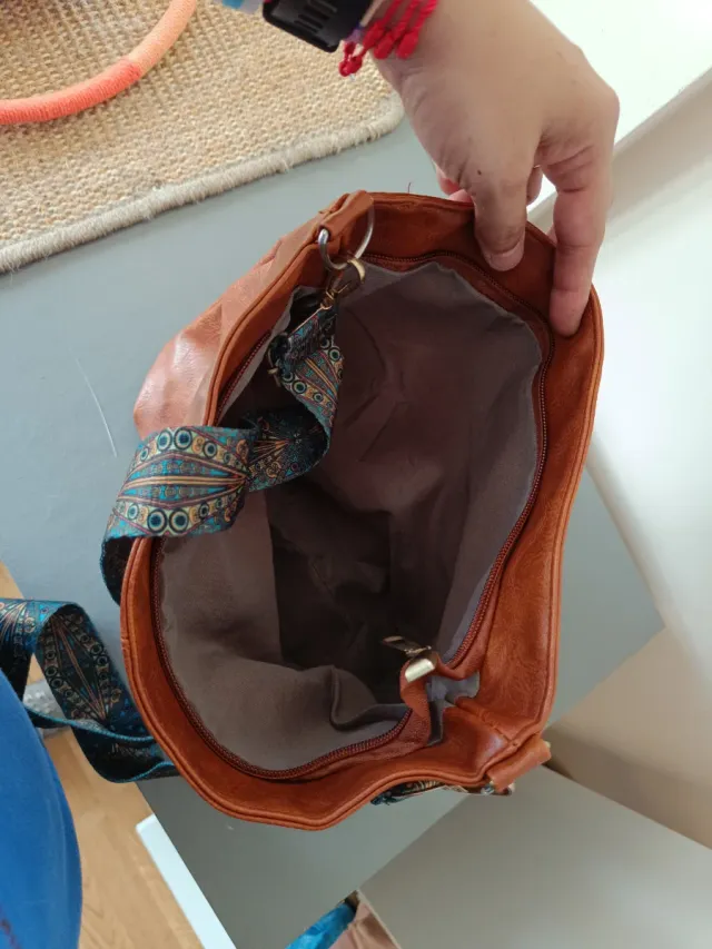 Bolso marrón con correa multicolor