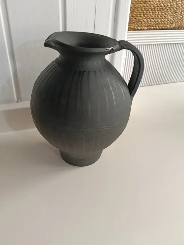 Jarrón de cerámica negro con relieve