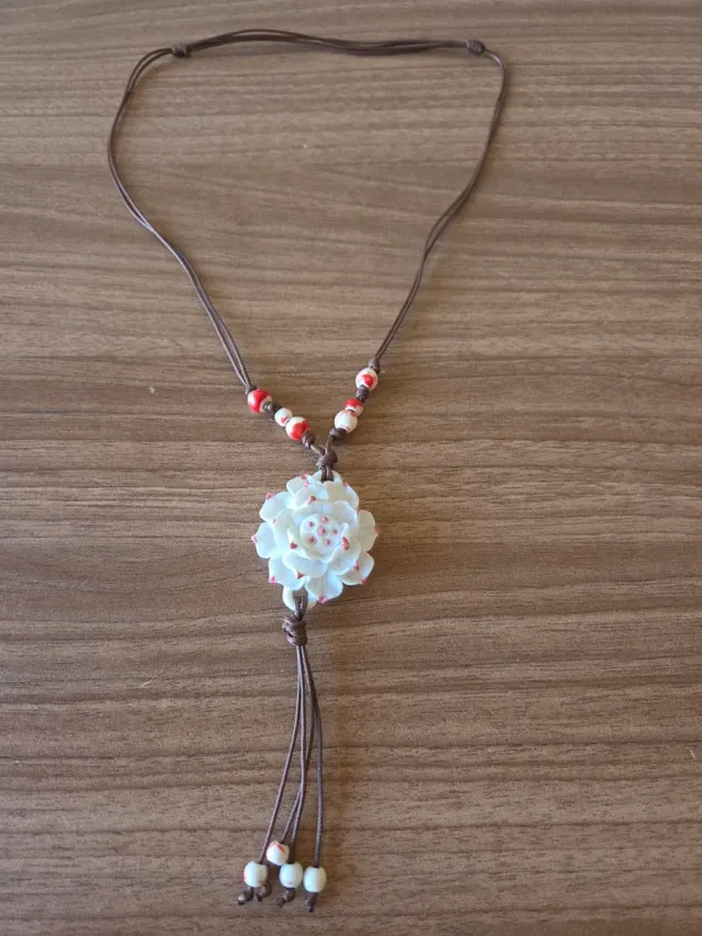 Collar flor cerámica blanco y marrón