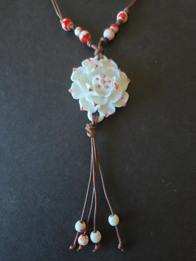 Collar flor cerámica blanco y marrón