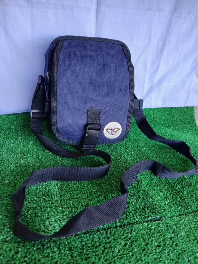 Bolso azul con compartimentos
