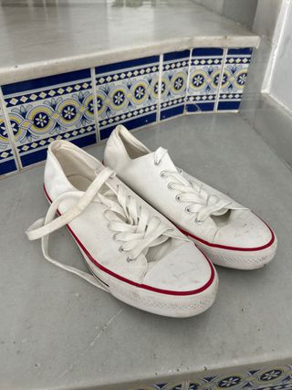 Zapatillas Converse Blancas con Detalles Rojos