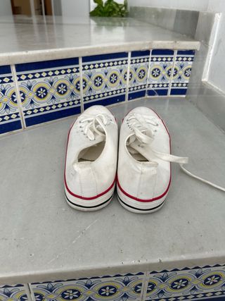 Zapatillas Converse Blancas con Detalles Rojos