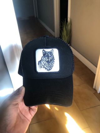 Gorra Negra con Diseño de Lobo