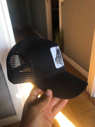 Gorra Negra con Diseño de Lobo