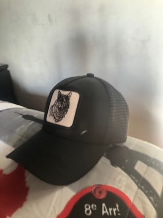 Gorra Negra con Diseño de Lobo