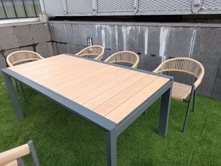 Mesa extensible y 8 sillas exterior