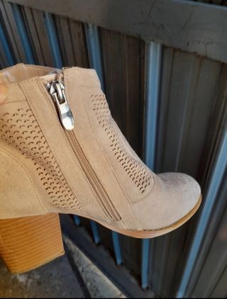 Tronchetti in suede traforato  beige
