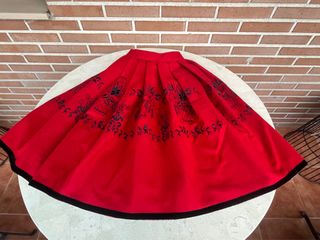Falda regional Alcarreña roja bordada a mano
