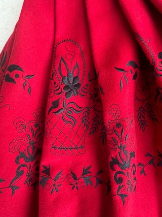 Falda regional Alcarreña roja bordada a mano
