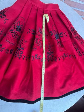 Falda regional Alcarreña roja bordada a mano