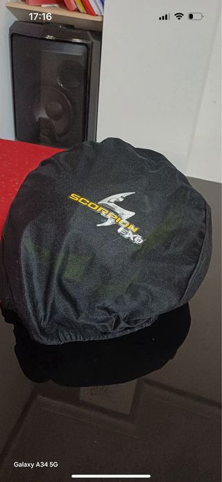 Casco de moto Scorpion negro y amarillo