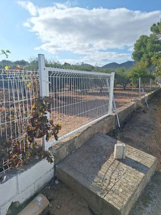 Puerta de hierro blanca