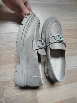 Zapatos beige Catwalk con cadena plateada