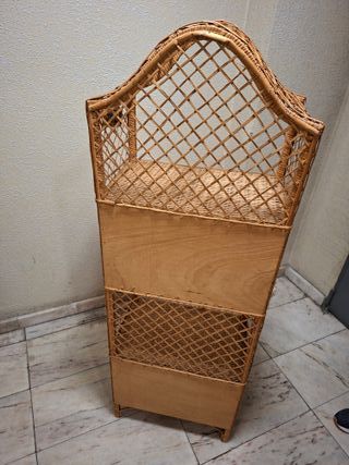 Mobili in vimini con ante e ripiani