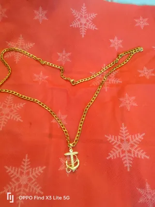 Collar con ancla dorada de acero