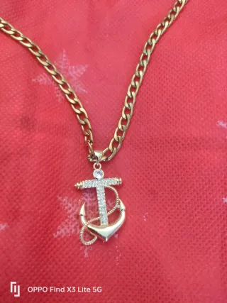 Collar con ancla dorada de acero