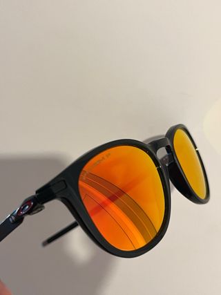 Gafas de sol negras con lentes naranjas