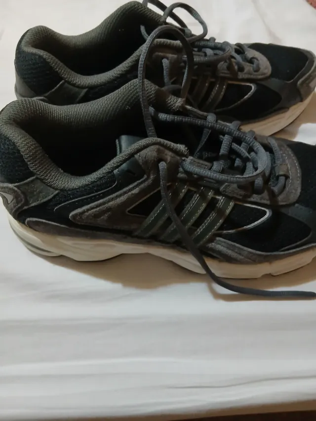 Zapatillas Adidas Negras y Grises