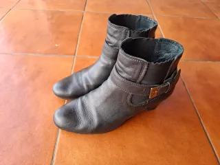 Botines negros de piel con hebilla