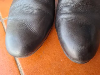 Botines negros de piel con hebilla