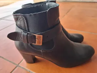 Botines negros de piel con hebilla