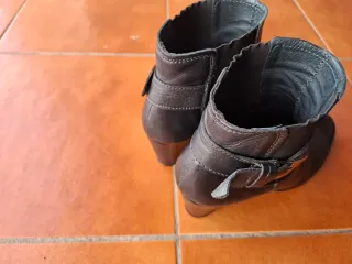 Botines negros de piel con hebilla