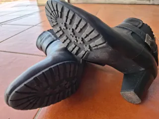 Botines negros de piel con hebilla