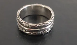 Anillo de plata con diseño trenzado