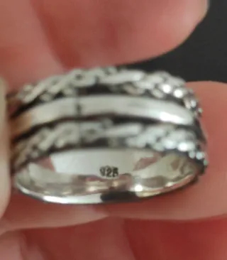 Anillo de plata con diseño trenzado