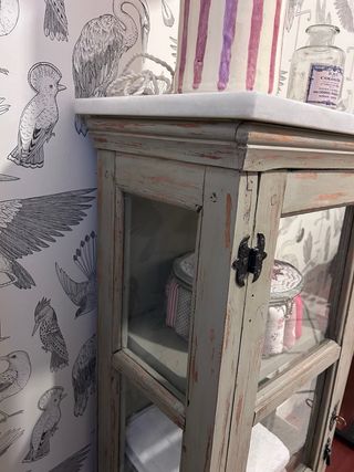 Mueble madera, tapa de mármol y puerta de cristal