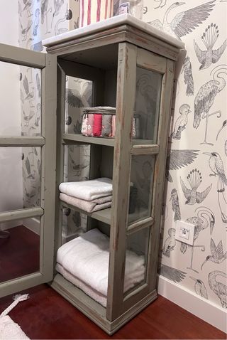 Mueble madera, tapa de mármol y puerta de cristal