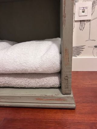 Mueble madera, tapa de mármol y puerta de cristal