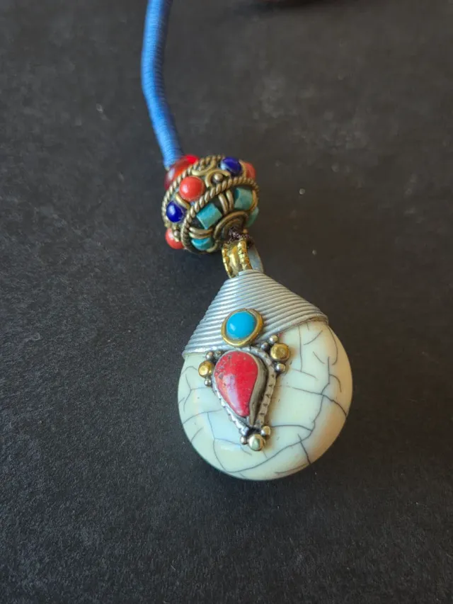 Colgante lágrima blanca con turquesas