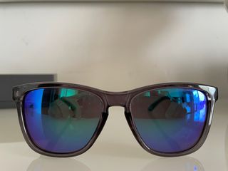 Gafas de sol azules y moradas
