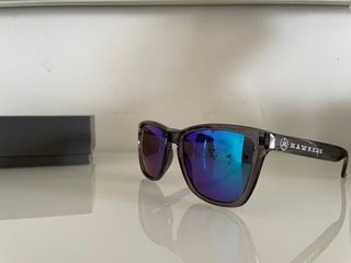 Gafas de sol azules y moradas