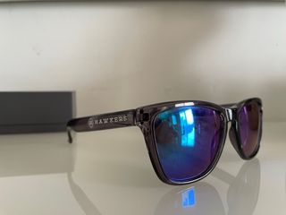 Gafas de sol azules y moradas