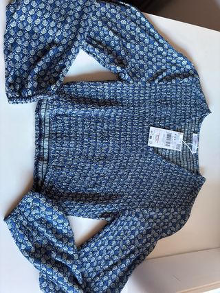 Blusa azul y blanca con estampado