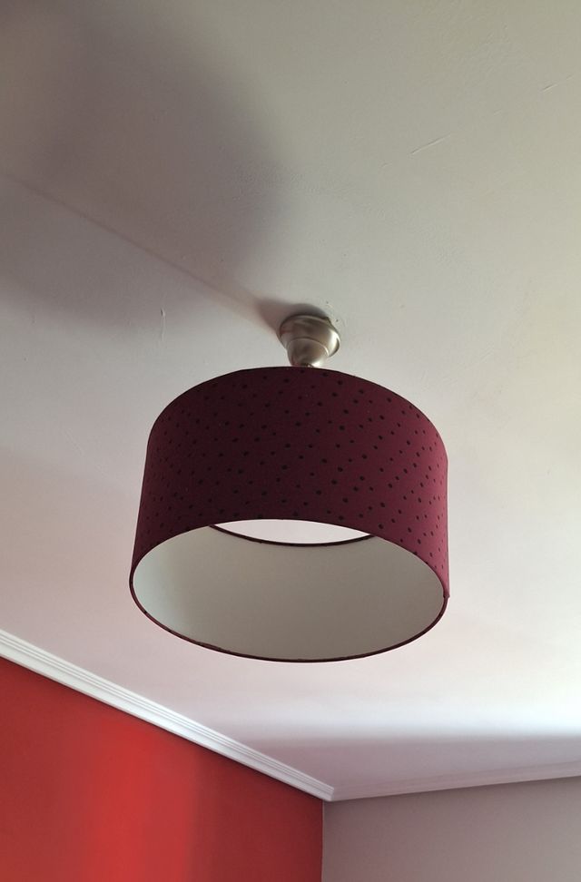 Lámpara de techo tela burdeos con puntos