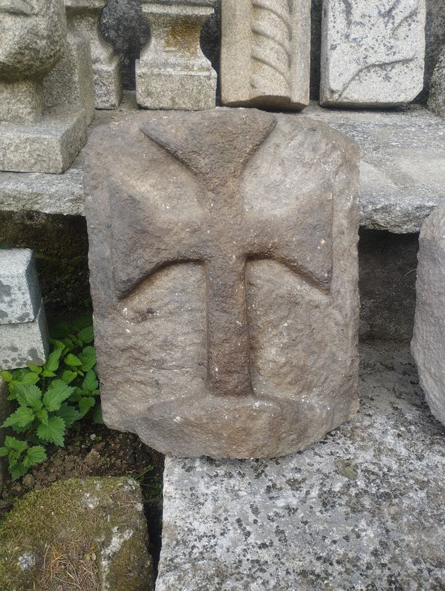 Tapa de Horno de Granito con Cruz Tallada