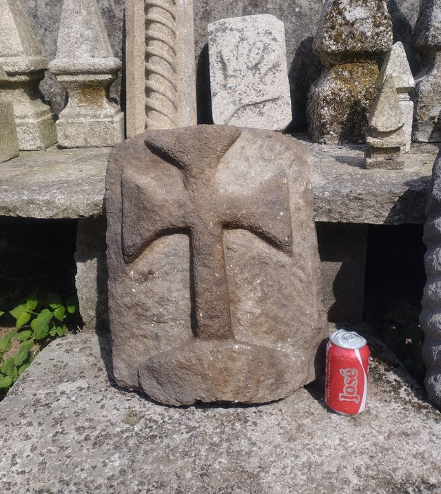 Tapa de Horno de Granito con Cruz Tallada