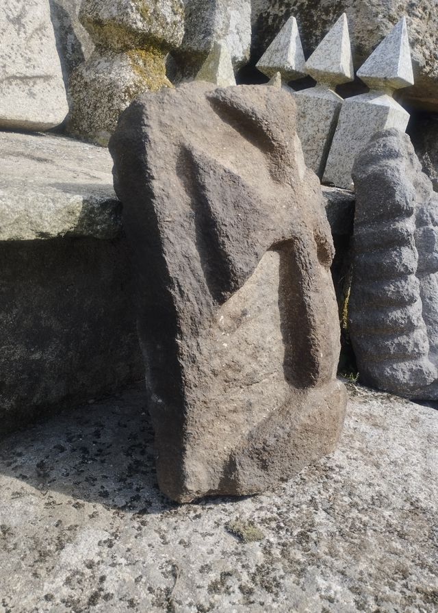 Tapa de Horno de Granito con Cruz Tallada