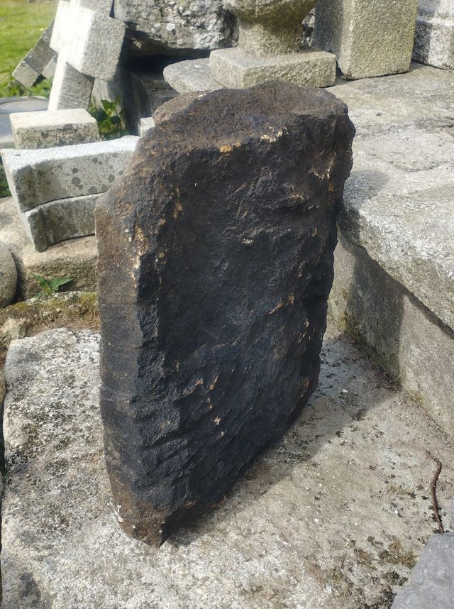 Tapa de Horno de Granito con Cruz Tallada