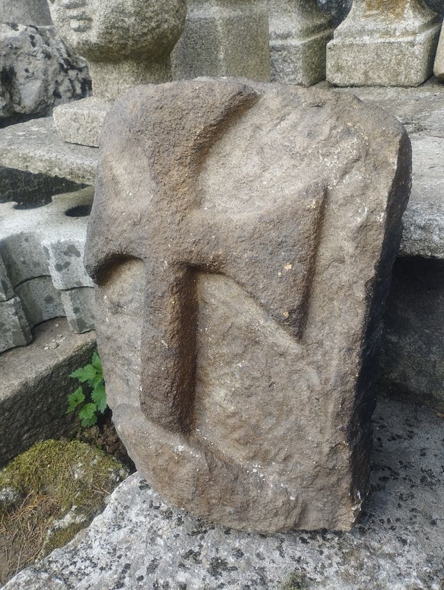 Tapa de Horno de Granito con Cruz Tallada