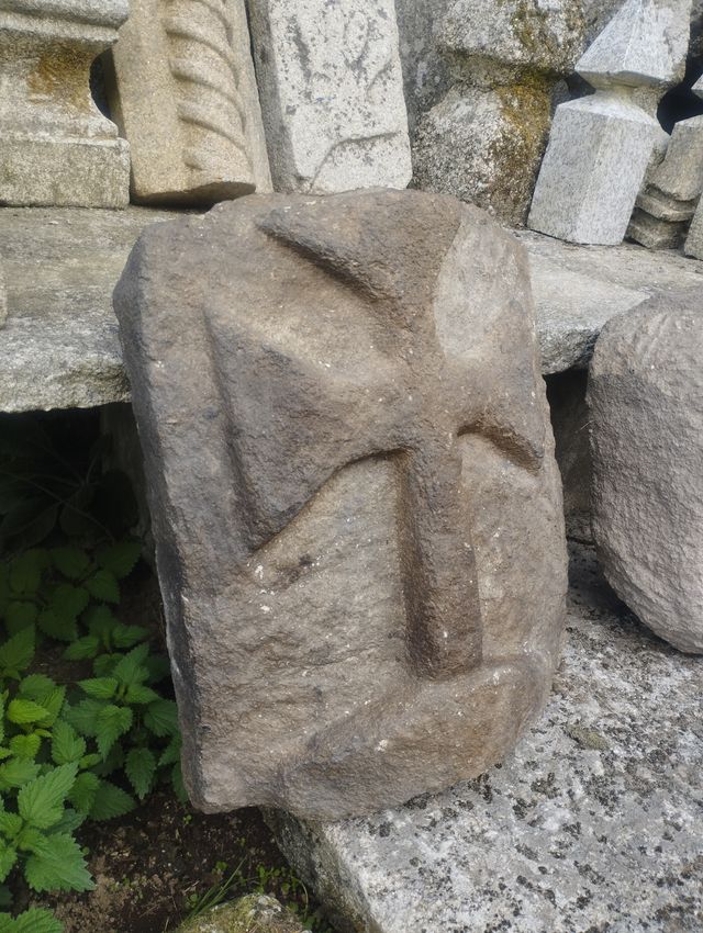 Tapa de Horno de Granito con Cruz Tallada