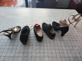 Zapatos de vestir negros y rojos azulado y sandali