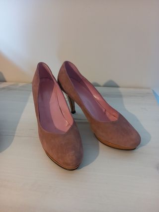 Zapatos de tacón ante rosa. 