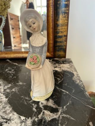 Figura porcelana mujer con flores- Tengra