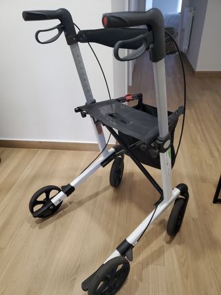 Andador con asiento y cesta