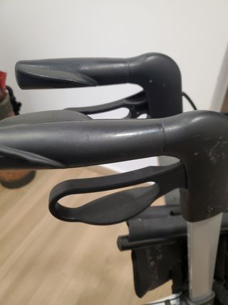 Andador con asiento y cesta